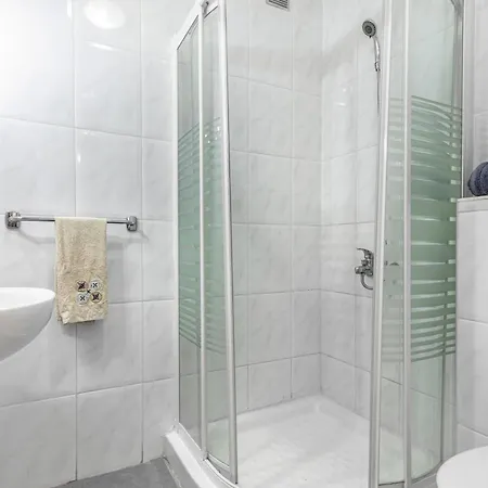 Near The With Huge Terrace, Parking And Wifi Appartement *